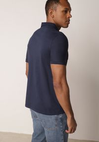 Born2be - Granatowa Gładka Koszulka Polo o Klasycznym Kroju Sinopea. Okazja: do pracy, na co dzień, na spotkanie biznesowe. Typ kołnierza: polo. Kolor: niebieski. Materiał: jeans. Wzór: gładki. Styl: klasyczny #4