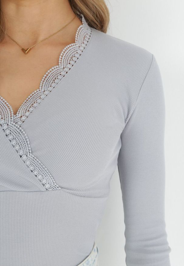 Born2be - Szara Bawełniana Bluzka z Koronkową Lamówką przy Dekolcie Kahlea. Kolor: szary. Materiał: koronka, bawełna. Wzór: koronka