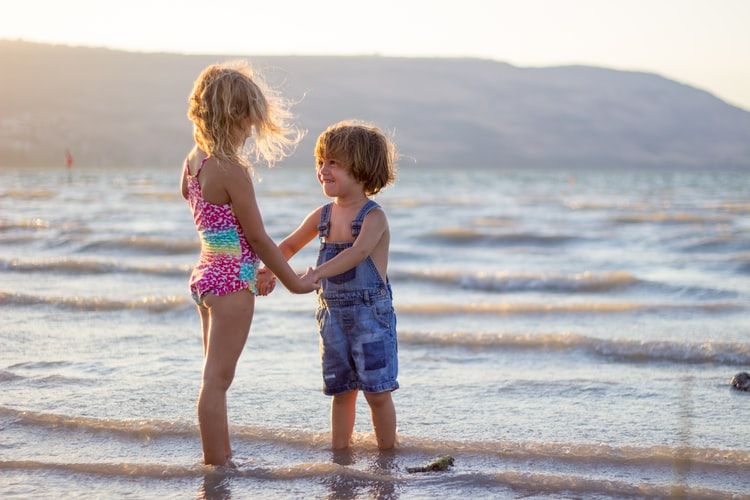 dzieci na plaży