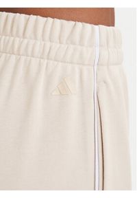 Adidas - adidas Spodnie dresowe Seasonal Essentials Colorpop KV6863 Beżowy jasny Wide Fit. Kolor: beżowy. Materiał: bawełna #4