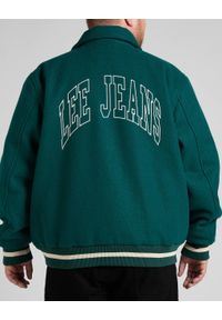 Lee - LEE VARSITY JACKET MĘSKA KURTKA PRZEJŚCIOWA LOGO NADRUK ESMERALDA L87TDB96. Wzór: nadruk #7