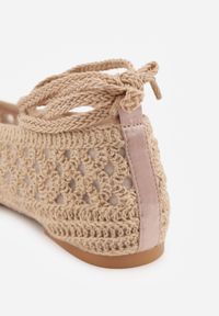 Renee - Ciemnobeżowe Boho Balerinki VICES z Szydełkową Cholewką i Wiązaniem Wokół Kostki Arriria. Okazja: na co dzień. Kolor: beżowy. Materiał: len. Szerokość cholewki: normalna. Wzór: aplikacja. Sezon: lato. Styl: boho #7