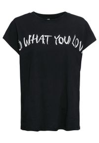 Shirt oversize bonprix czarny z hasłem. Kolor: czarny. Wzór: nadruk #1