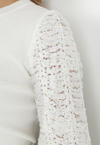 Born2be - Biały Sweter z Bufiastym Ażurowym Rękawem Cayemi. Kolor: biały. Materiał: materiał. Wzór: ażurowy. Sezon: zima #3