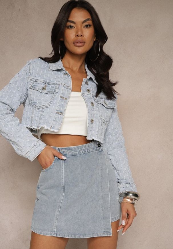 Renee - Jasnoniebieska Krótka Kurtka Jeasnowa z Ozdobnymi Przetarciami Zarvelina. Okazja: na co dzień. Kolor: niebieski. Materiał: jeans. Długość: krótkie. Styl: elegancki, casual