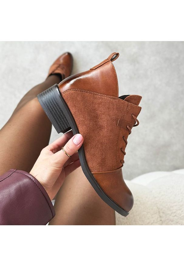 Camelowe płaskie botki damskie M.Daszyński 2458-7. Okazja: na co dzień, na spacer. Zapięcie: sznurówki. Materiał: zamsz, skóra. Sezon: zima, jesień. Obcas: na obcasie. Styl: casual, elegancki, klasyczny. Wysokość obcasa: niski