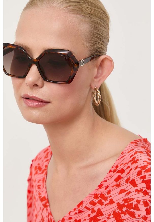 Guess okulary przeciwsłoneczne damskie kolor brązowy. Kolor: brązowy