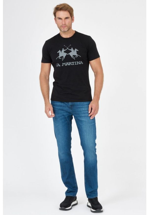 La Martina - LA MARTINA Czarny t-shirt męski z szarym logo, Rozmiar XL. Kolor: czarny. Materiał: prążkowany, jersey. Wzór: nadruk