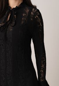 Born2be - Czarna Koronkowa Sukienka o Taliowanym Kroju z Wiązaniem przy Dekolcie Nevellirae. Okazja: na co dzień. Kolor: czarny. Materiał: koronka. Długość rękawa: na ramiączkach. Typ sukienki: proste. Styl: casual, elegancki, klasyczny #6