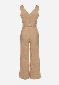 Born2be - Ciemnobeżowy Kombinezon z Bawełną Kopertowym Dekoltem i Paskiem Evivione. Kolor: beżowy. Materiał: bawełna. Styl: elegancki #4