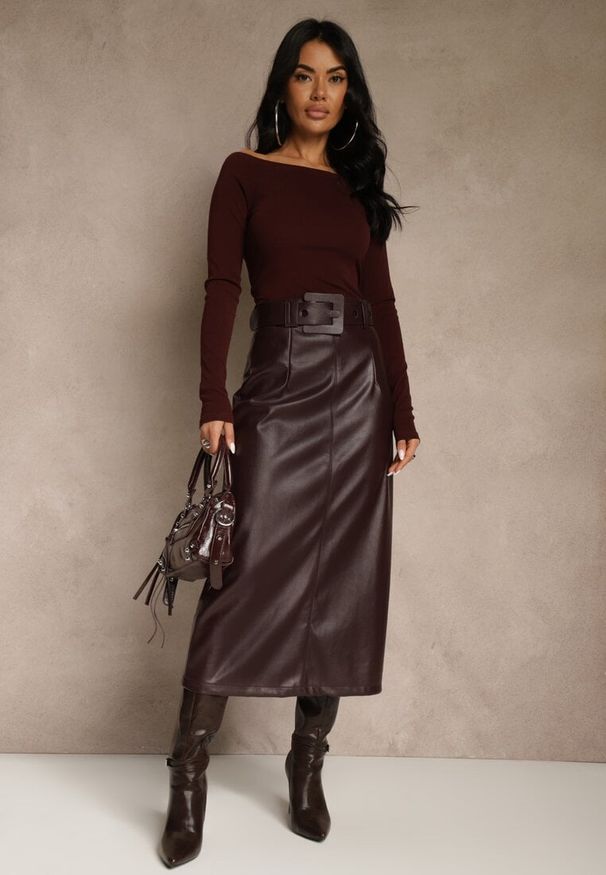 Renee - Bordowa Ołówkowa Spódnica z Imitacji Skóry z Paskiem z Wyrazistą Klamrą Rewedana. Kolor: czerwony. Materiał: skóra. Długość: krótkie. Styl: elegancki