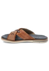 Brązowe Klapki Mustang Stylowe Obuwie Męskie. Kolor: brązowy. Materiał: skóra ekologiczna. Wzór: napisy. Sezon: lato. Styl: elegancki #3