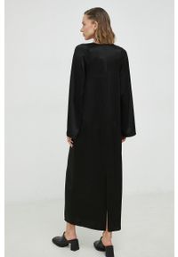 By Malene Birger sukienka Brynn kolor czarny maxi prosta. Okazja: na co dzień. Kolor: czarny. Materiał: tkanina, satyna, materiał, acetat. Długość rękawa: długi rękaw. Wzór: ze splotem. Typ sukienki: proste. Styl: casual. Długość: maxi #5