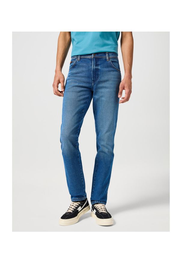 Wrangler - WRANGLER MĘSKIE SPODNIE JEANSOWE TEXAS SLIM RAINDROP 112355028 W12S017418. Długość: długie. Styl: sportowy, elegancki, klasyczny