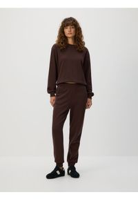 Reserved - Dresowe spodnie z bawełną - ciemnobrązowy. Kolor: brązowy. Materiał: bawełna, dresówka #1