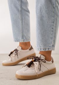 Renee - Beżowe Sneakersy Typu Klasyczne Tenisówki Retro z Podwójnym Wiązaniem z Frędzlami Kotena. Okazja: na co dzień. Zapięcie: sznurówki. Kolor: beżowy. Materiał: jeans. Szerokość cholewki: normalna #1