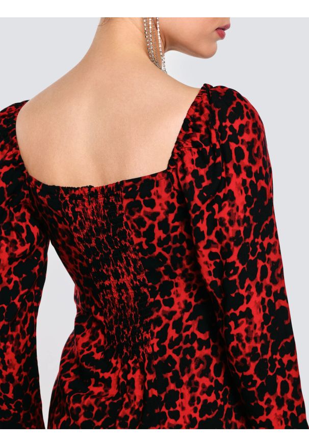 Big-Star - Sukienka damska midi z wiskozy z nadrukiem czerwono-czarna Kiara 603. Okazja: na co dzień. Typ kołnierza: dekolt kwadratowy. Kolor: czerwony. Materiał: wiskoza. Długość rękawa: długi rękaw. Wzór: nadruk. Styl: casual. Długość: midi