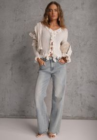 Renee - Biała Bluzka z Wiskozą w Prążki z Falbanami Chionolis. Okazja: na co dzień. Kolor: biały. Materiał: wiskoza. Wzór: prążki. Styl: casual #3