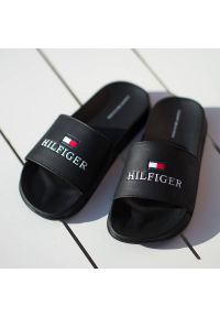 TOMMY HILFIGER - Czarne Klapki Tommy Hilfiger Modne Buty Na Lato. Okazja: na plażę. Kolor: czarny. Wzór: jodełka, nadruk. Sezon: lato. Styl: elegancki #3