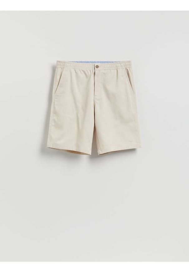 Reserved - Szorty chino regular - kremowy. Kolor: kremowy. Materiał: tkanina, włókno, bawełna