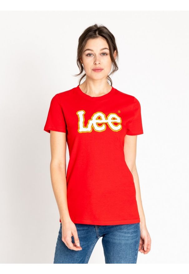 Lee - LEE LOGO TEE DAMSKI T-SHIRT KOSZULKA Z KRÓTKIM REKAWEM BRIGHT RED L43EEPEF 112109570. Długość: krótkie