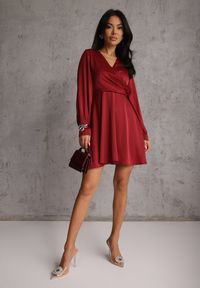 Renee - Czerwona Bawełniana Sukienka VICES z Satyny z Kopertowym Dekoltem Cunelia. Okazja: na co dzień. Typ kołnierza: dekolt kopertowy. Kolor: czerwony. Materiał: satyna, bawełna. Długość rękawa: długi rękaw. Typ sukienki: kopertowe. Styl: casual, elegancki #8