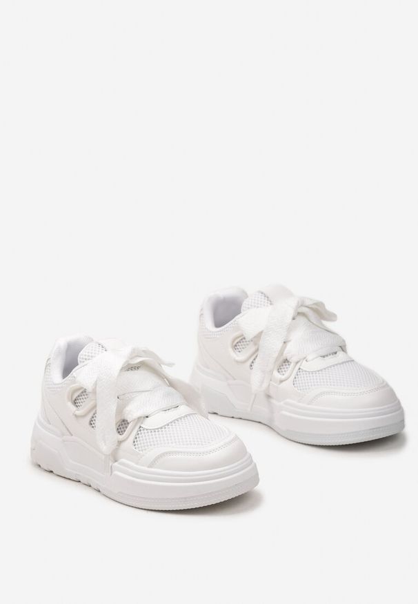 Born2be - Białe Sneakersy na Niskiej Platformie z Szerokimi Sznurówkami Gritte. Kolor: biały. Obcas: na platformie