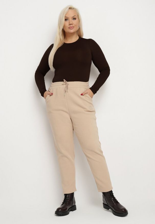 Born2be - Beżowe Spodnie Dresowe z Bawełną z Kieszeniami i Gumką w Talii Ocieplane Futerkiem Poleeti. Okazja: na co dzień. Kolekcja: plus size. Kolor: beżowy. Materiał: dresówka, futro, bawełna. Wzór: aplikacja. Styl: elegancki, casual