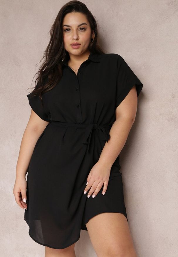 Renee - Czarna Sukienka Koszulowa Wiązana w Pasie z Krótkimi Rękawami Wellwood. Kolekcja: plus size. Kolor: czarny. Materiał: tkanina. Długość rękawa: krótki rękaw. Wzór: gładki. Sezon: lato, wiosna. Typ sukienki: koszulowe. Długość: midi