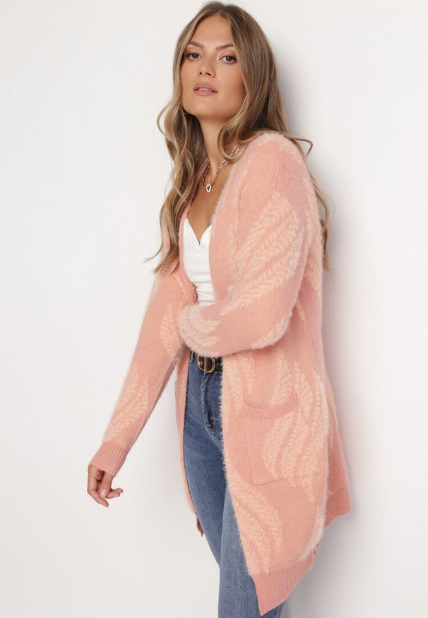 Born2be - Ciemnoróżowy Puszysty Kardigan Niezapinany Heliture. Kolekcja: plus size. Kolor: różowy. Materiał: dzianina. Długość rękawa: długi rękaw. Długość: długie