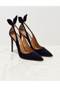 AQUAZZURA - Granatowe szpilki zamszowe Bow Tie. Kolor: niebieski. Materiał: zamsz. Wzór: aplikacja. Obcas: na szpilce. Wysokość obcasa: średni #9