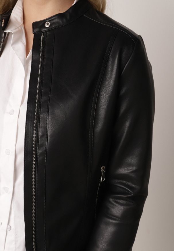 Born2be - Czarna Klasyczna Kurtka Ramoneska o Taliowantym Kroju Anlea. Okazja: na co dzień. Typ kołnierza: kołnierz z falbankami. Kolor: czarny. Materiał: dzianina, poliester, skóra, jeans. Styl: klasyczny