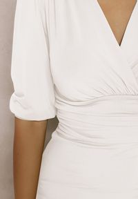 Renee - Biała Sukienka Nemynome. Kolor: biały. Materiał: dzianina. Wzór: gładki. Typ sukienki: kopertowe. Styl: glamour. Długość: mini #2