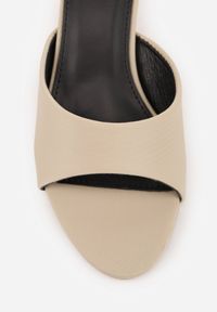 Renee - Beżowe Eleganckie Klapki Peep Toe na Klepsydrowym Obcasie Jilthine. Nosek buta: otwarty. Kolor: beżowy. Materiał: satyna. Sezon: lato. Obcas: na obcasie. Styl: elegancki. Wysokość obcasa: średni #4