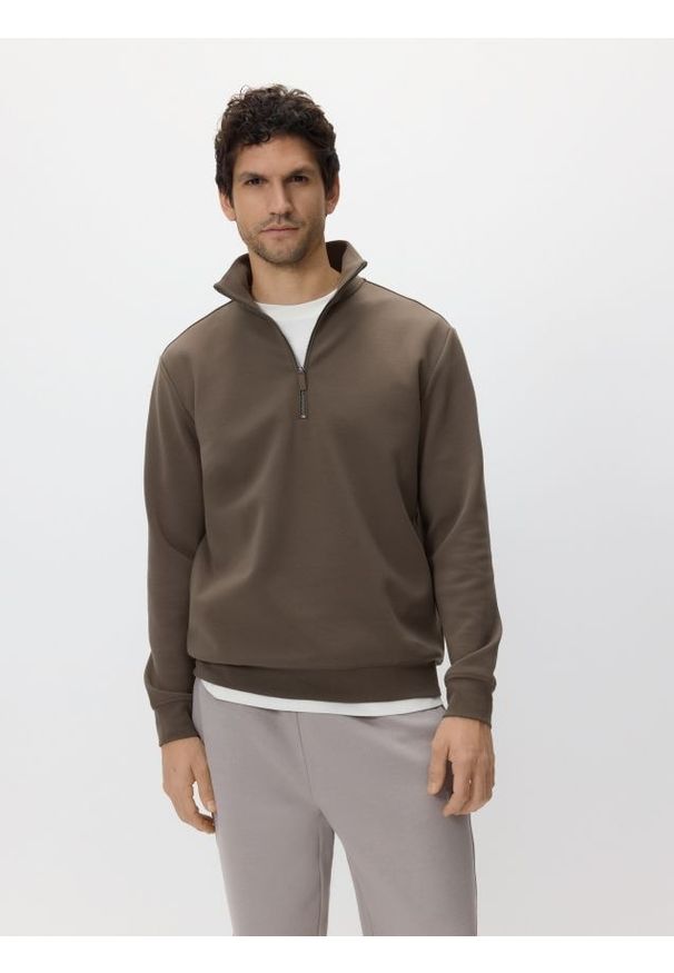 Reserved - Gładka bluza ze stójką - brązowy. Typ kołnierza: kołnierzyk stójkowy. Kolor: brązowy. Materiał: bawełna, dzianina. Wzór: gładki