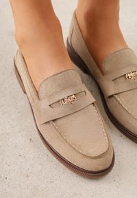 Renee - Beżowe Mokasyny VICES ze Skórzaną Wkładką i Metaliczną Ozdobą Sereisana. Nosek buta: okrągły. Kolor: brązowy. Materiał: skóra. Wzór: aplikacja. Obcas: na obcasie. Wysokość obcasa: niski #4