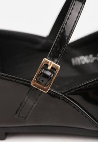 Renee - Czarne Błyszczące Balerinki Vices z Paseczkiem ze Sprzączką i Ozdobnym Przeszyciem Desorila. Okazja: na co dzień. Nosek buta: okrągły. Zapięcie: sprzączka. Kolor: czarny. Sezon: wiosna, lato. Styl: casual, elegancki #5