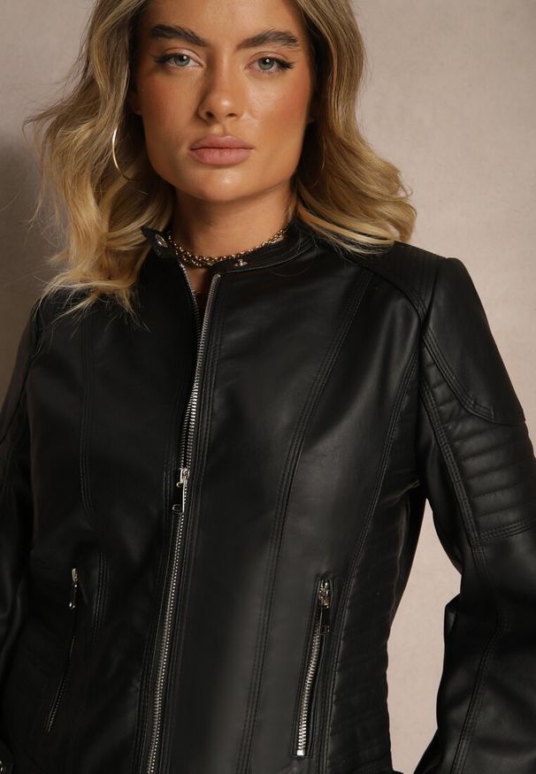 Renee - Czarna Motocyklowa Kurtka Ramoneska ze Stójką i Napami Taliritta. Okazja: na co dzień. Typ kołnierza: kołnierzyk stójkowy. Kolor: czarny. Materiał: jeans. Długość rękawa: długi rękaw. Długość: długie. Styl: klasyczny, elegancki, casual