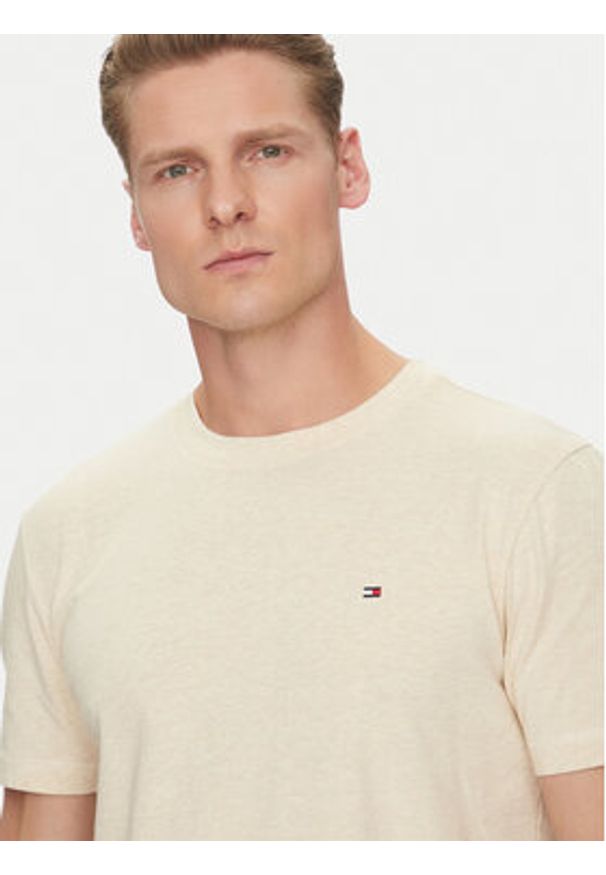 TOMMY HILFIGER - Tommy Hilfiger T-Shirt UM0UM03362 Beżowy Regular Fit. Kolor: beżowy. Materiał: bawełna