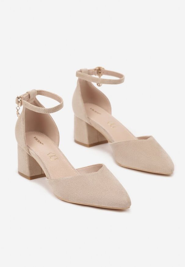 Born2be - Ciemnobeżowe Czółenka Vices na Obcasie z Wkładką ze Skóry Naturalnej z Metaliczną Aplikacją Lilindraen. Okazja: na co dzień, na wesele, na ślub cywilny. Nosek buta: szpiczasty. Zapięcie: sprzączka. Kolor: beżowy. Wzór: aplikacja. Materiał: skóra. Obcas: na obcasie. Styl: elegancki, casual. Wysokość obcasa: średni