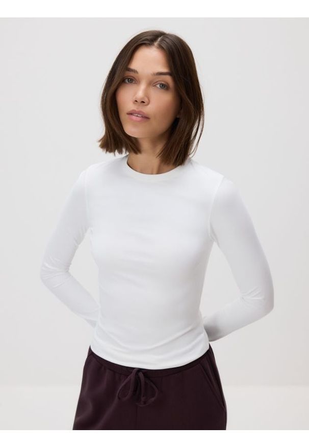 Reserved - Gładki longsleeve - biały. Kolor: biały. Materiał: dzianina. Długość rękawa: długi rękaw. Wzór: gładki