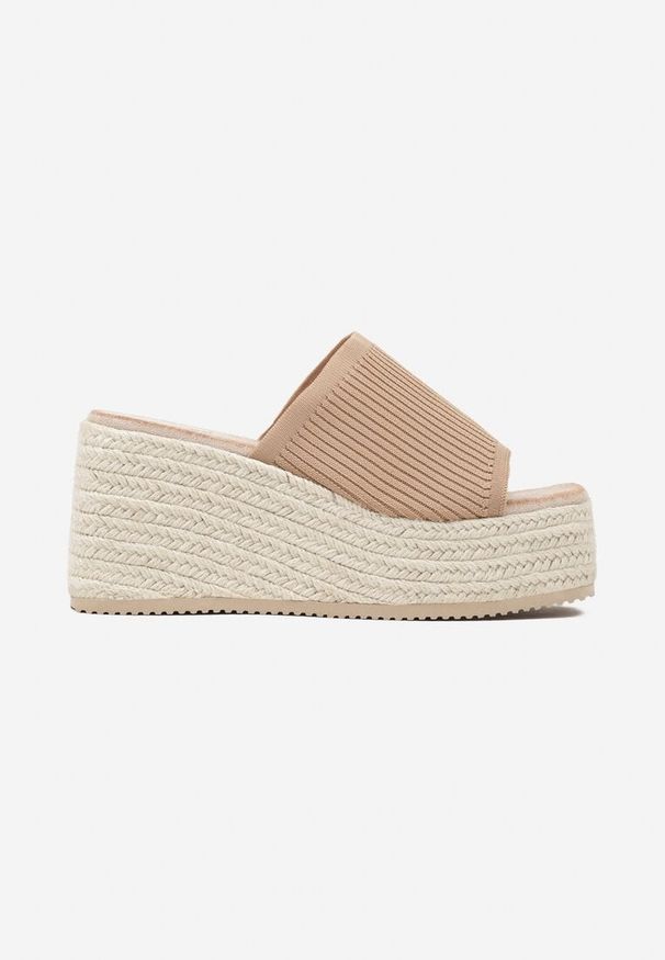 Born2be - Ciemnobeżowe Klapki na Plecionym Koturnie z Prążkowaną Cholewką Deorwin. Okazja: na co dzień. Kolor: beżowy. Materiał: prążkowany. Sezon: lato. Obcas: na koturnie. Styl: casual