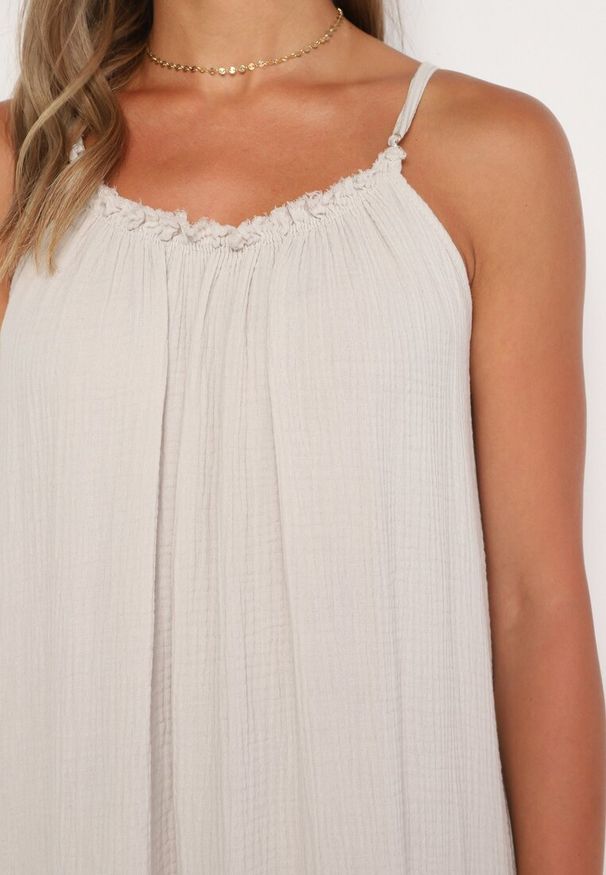 Born2be - Beżowa Muślinowa Bawełniana Sukienka na Cienkich Regulowanych Ramiączkach z Wiązaniem Natalbea. Okazja: na co dzień. Kolor: beżowy. Materiał: bawełna. Długość rękawa: na ramiączkach. Sezon: lato. Typ sukienki: proste. Styl: wizytowy, casual, boho