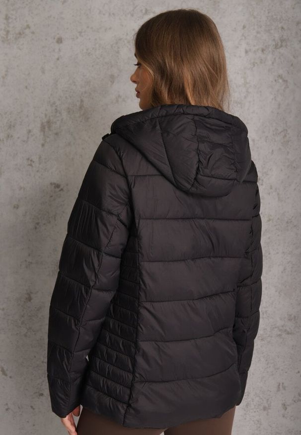 Renee - Czarna Pikowana Kurtka Przejściowa z Kapturem Learithra. Typ kołnierza: kaptur. Kolor: czarny. Materiał: jeans, nylon. Wzór: geometria. Styl: street