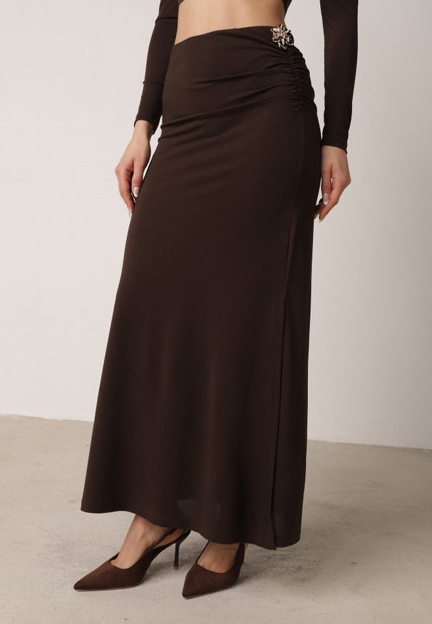 Born2be - Brązowy Marszczony Komplet z Kwiatowymi Aplikacjami Bluzka i Spódnica Bervisse. Kolor: brązowy. Wzór: aplikacja, kwiaty