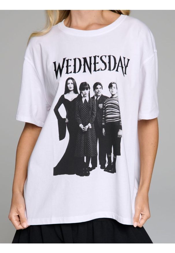 Sinsay - Koszulka z krótkim rękawem Wednesday - biały. Kolor: biały. Materiał: bawełna. Długość rękawa: krótki rękaw. Długość: krótkie. Wzór: nadruk