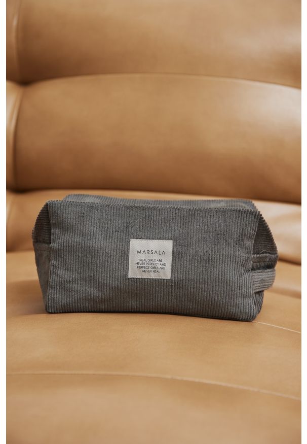 Marsala - Kosmetyczka ze sztruksu w kolorze GREY -TRAVEL medium size. Materiał: sztruks