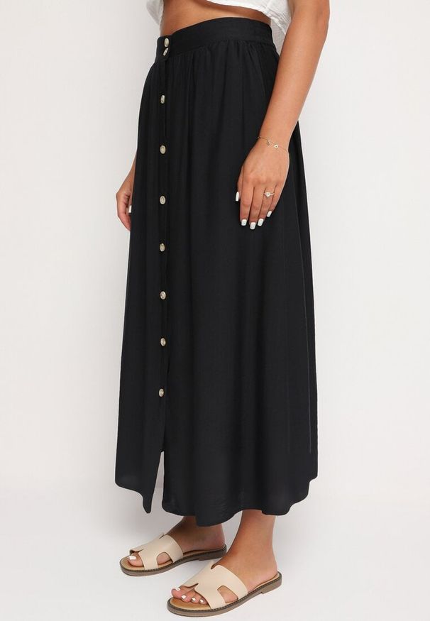 Born2be - Czarna Spódnica Wiskozowa z Lnem o Rozkloszowanym Kroju z Guzikami Namsilla. Kolor: czarny. Materiał: len, wiskoza. Wzór: aplikacja. Sezon: wiosna, lato
