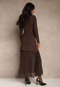 Renee - Brązowa Sukienka Longsleeve z Wiskozą o Dopasowanym Kroju z Plisami Zeniea. Okazja: na spotkanie biznesowe. Kolor: brązowy. Materiał: wiskoza. Długość rękawa: długi rękaw. Typ sukienki: dopasowane, oversize. Styl: klasyczny, biznesowy #4