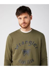 Wrangler - WRANGLER CREW SWEAT MĘSKA BLUZA KLASYCZNA IVY GREEN W6M8HYXIX 112141493. Styl: klasyczny